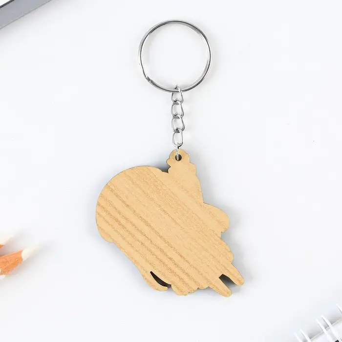 Брелок для ключей аниме «Девочка в берете» деревянный