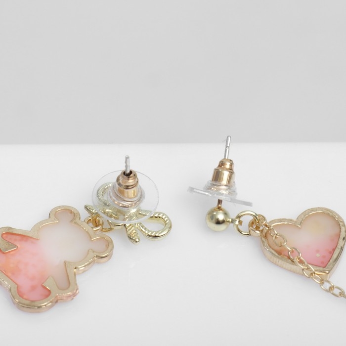 Серьги с эмалью «Мишка» и сердце, романтика, цвет бело-розовый в золоте Серьги с эмалью «Мишка» и сердце, романтика, цвет бело-розовый в золоте