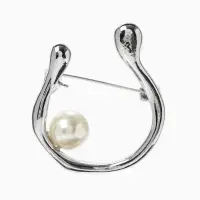 Брошь &laquo;Подкова&raquo;, с бусиной №10, цвет белый в серебре