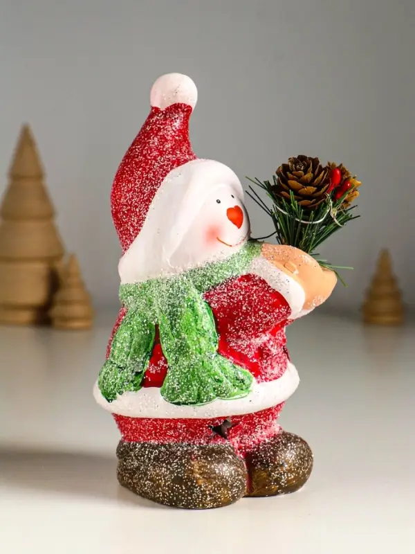 Сувенир керамика свет "Снеговик в красной шубке с еловой веточкой" 10х7,5х14,5 см