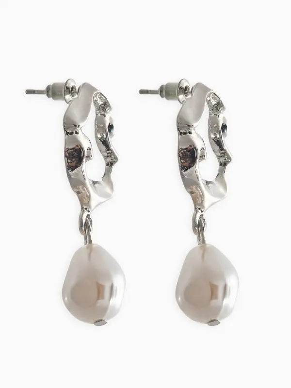 Серьги жемчуг "Капелька" мятый металл, цвет белый в серебре