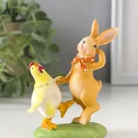 Сувенир полистоун "Зайчик и курочка танцуют на полянке" 8х3,5х10 см