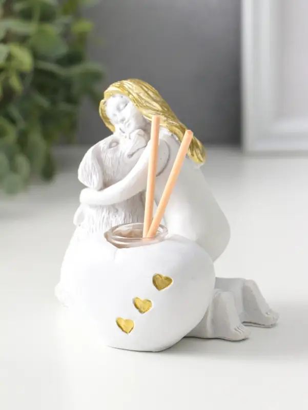 Аромадиффузор полистоун с палочками "Девочка с собакой" белый с золотом 7,5х10х11 см