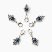 Шарм для браслета на карабине &laquo;Оберег рука Хамса&raquo;, синий в серебре