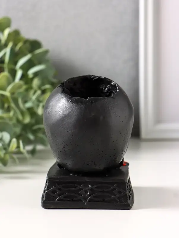 Подсвечник на 1 свечу &laquo;Череп на пьедестале&raquo;, черный с алым, гипс, 10&times;9&times;7 см
