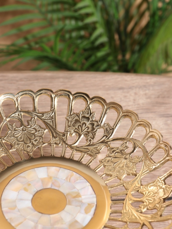 Блюдо сервировочное на ножке Блюдо сервировочное на ножке "Древо жизни" латунь с перламутром 24х24х10 см