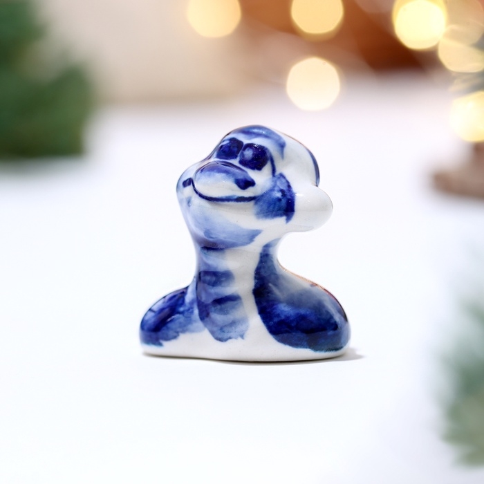 Сувенир символ года «Змейка в шляпе», гжель, 3.5х4 см Сувенир символ года «Змейка в шляпе», гжель, 3.5х4 см