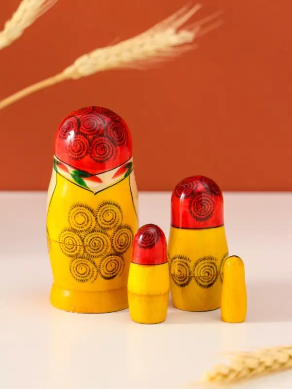 Матрёшка дерево &laquo;Галина&raquo;, красный платок, 4 кукольная, 9 см