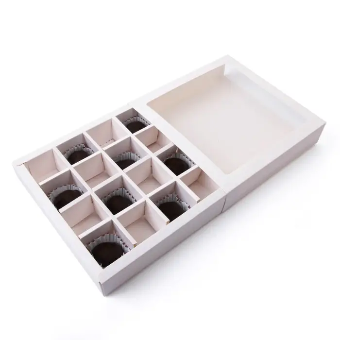 Коробка для 16 конфет, белая 17.7&times;17.7&times;3.8 см