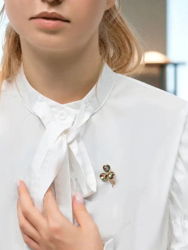 Брошь  Брошь "Клевер" три лепестка, цветной в золоте