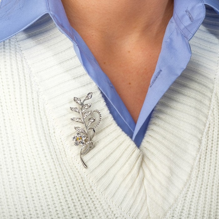 Брошь «Ветвь» с цветком, цвет белый в серебре Брошь «Ветвь» с цветком, цвет белый в серебре