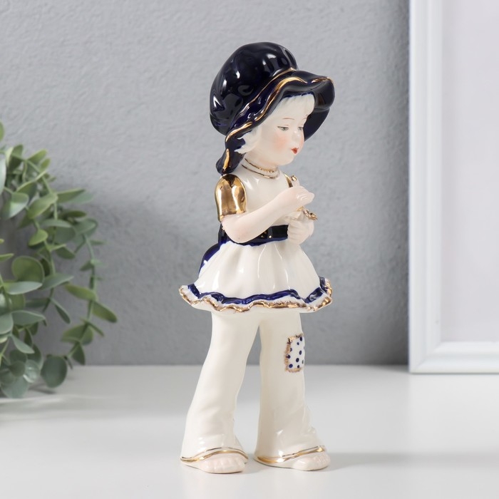 Сувенир керамика "Малышка в шляпке - гадание на ромашке" кобальт 7,5х7,5х20 см