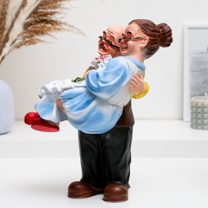 Фигура  Фигура "Дед с бабкой на руках" 27х22х14см