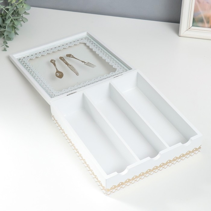 Шкатулка дерево с делениями Шкатулка дерево с делениями "Столовые предметы" белая с золотом 26х24х6,8 см