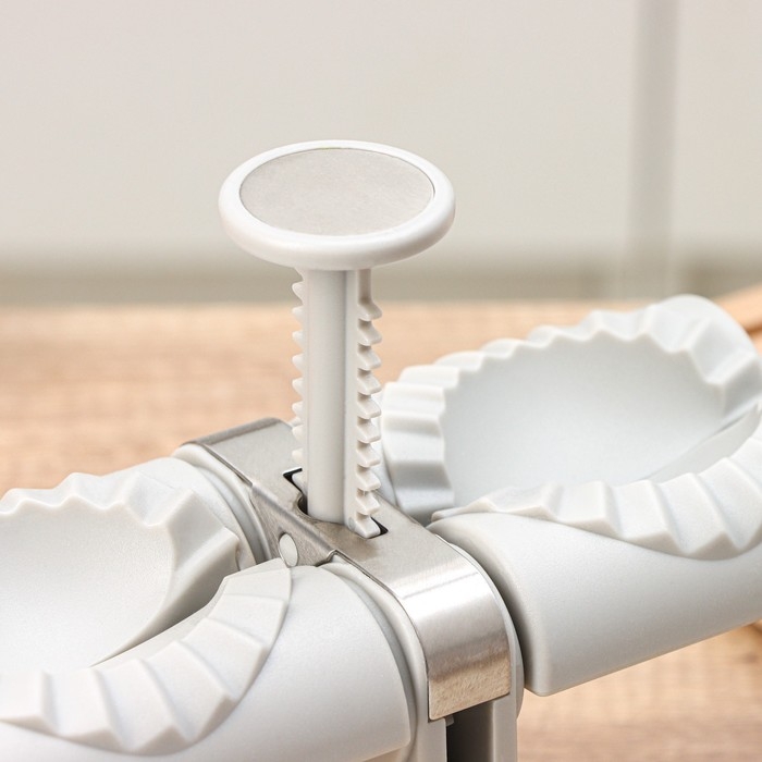 Машина для лепки пельменей и вареников, 20×12×17,5 см, диаметр внешний 8 см, внутренний 6 см Машина для лепки пельменей и вареников, 20×12×17,5 см, диаметр внешний 8 см, внутренний 6 см