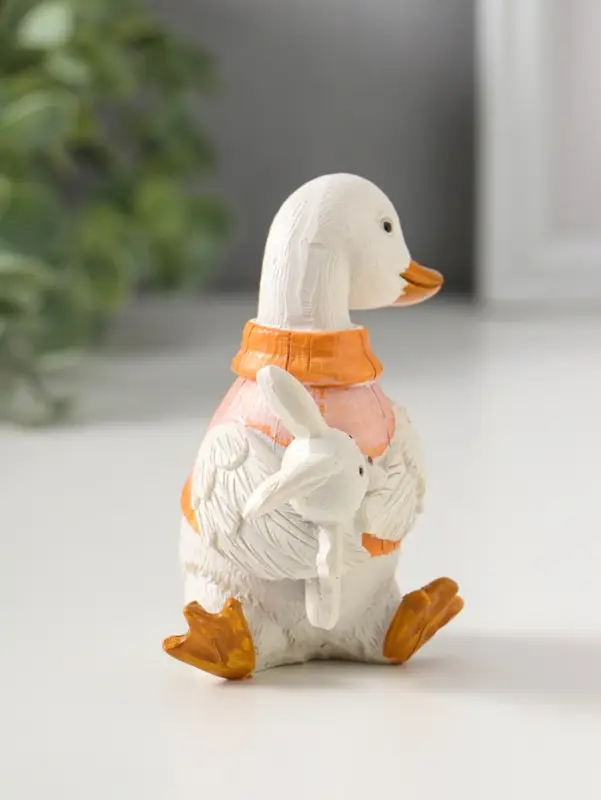 Сувенир полистоун "Белый утёнок в жилетке, с игрушкой-зайчиком" 9 см