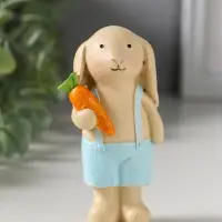 Сувенир полистоун "Зайчик в голубых шортиках на лямках, с морковкой" 5х3х9,5 см