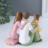 Сувенир полистоун "Молодые родители с дочкой" 7х13х12 см