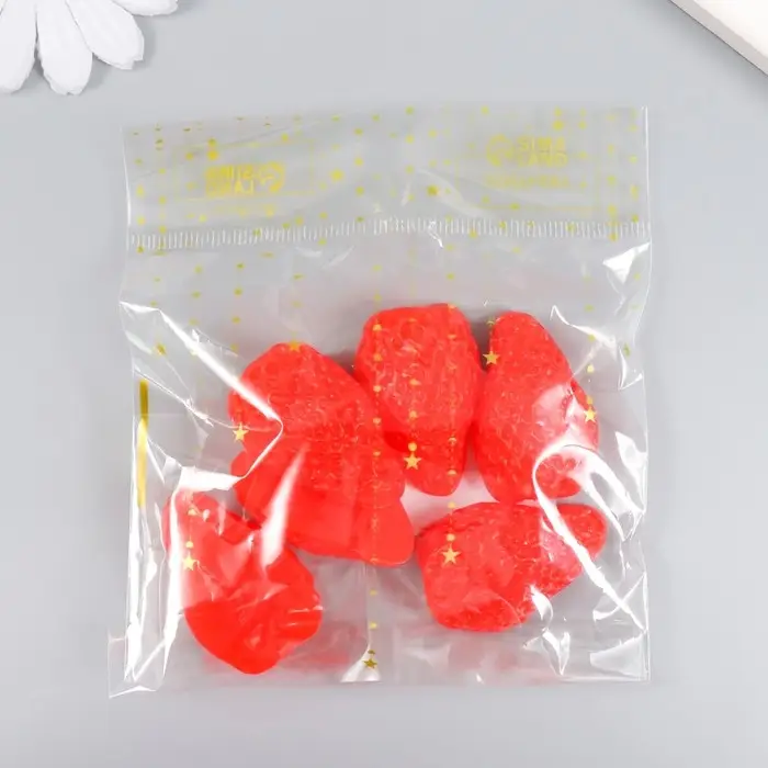 Декор для творчества PVC "Половинка клубники" 3,6х2,4х1,5 см