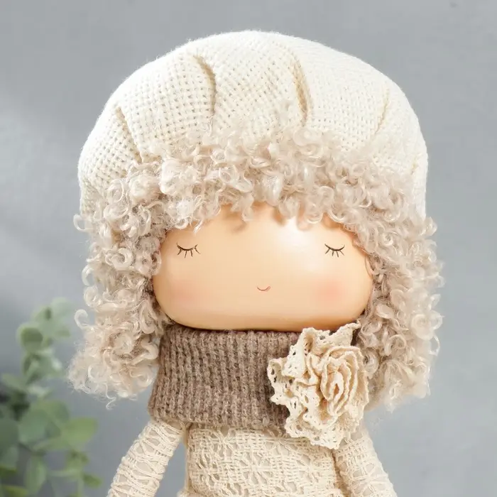Интерьерная кукла текстильная &laquo;Малышка в берете, в бежевом наряде, с цветком&raquo;, 36.5&times;13&times;17 см
