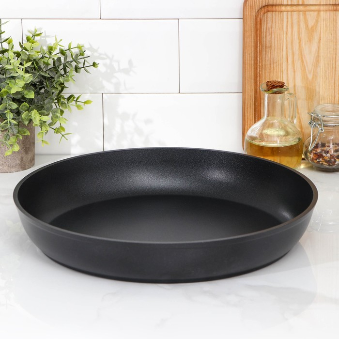 Сковорода, d=34 см, без ручек, антипригарное покрытие, цвет чёрный Сковорода, d=34 см, без ручек, антипригарное покрытие, цвет чёрный