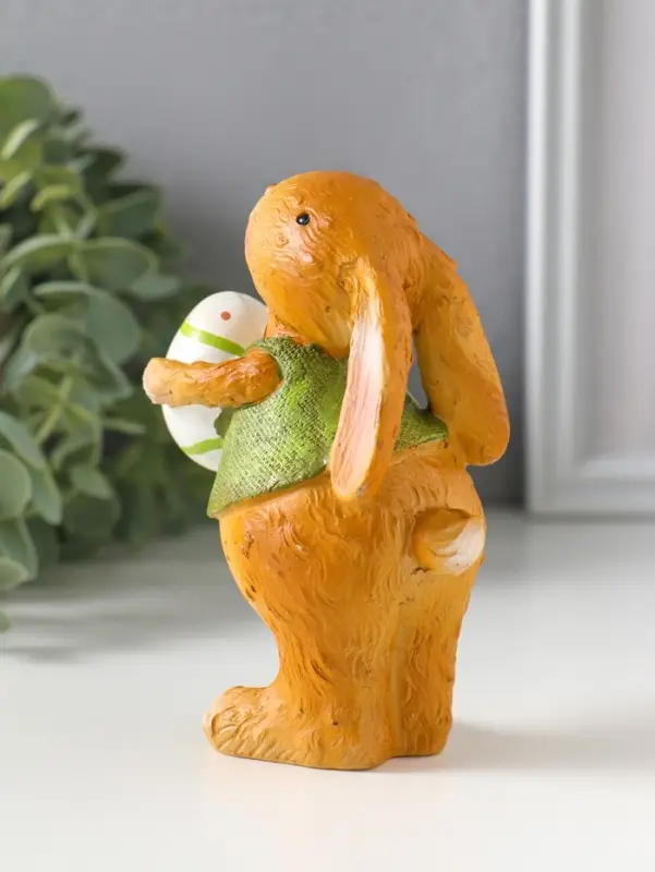 Сувенир полистоун "Зайчик в зелёной маечке с пасхальным яичком в лапках" 5,5х6,5х13 см