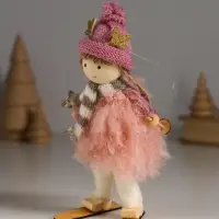 Кукла интерьерная "Малышка в розовом на лыжах" 6,5х6,3х15 см