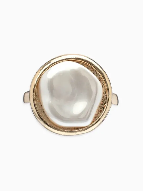 Кольцо &laquo;Перламутр&raquo;, круг, белое в золоте, безразмерное