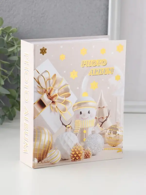 Фотоальбом на 40 фото 10х15 см Фотоальбом на 40 фото 10х15 см "Подарки и снеговик" в коробке тисн.золото 4,7х14х17 см