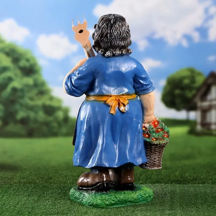 Садовая фигура из полистоуна «Баба с тяпкой», 63×23×27 см Садовая фигура из полистоуна «Баба с тяпкой», 63×23×27 см