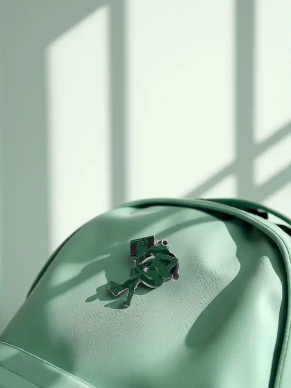 Значок &laquo;Лягушонок&raquo;, с магнитофоном, зелёный