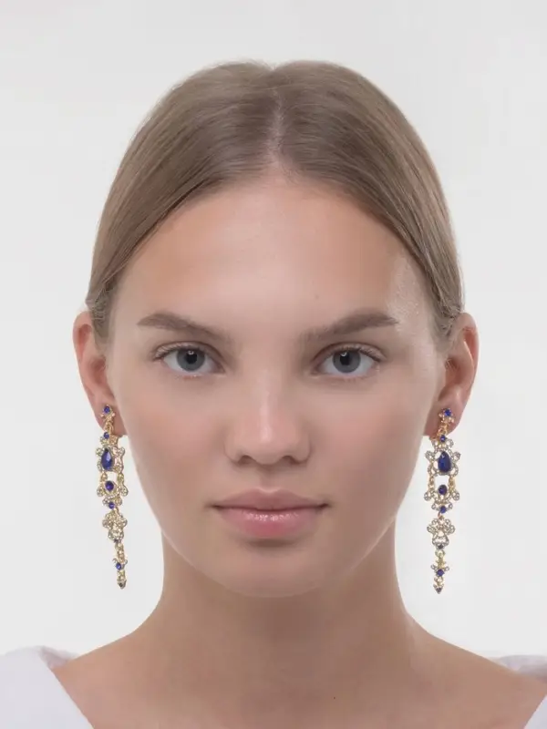 Клипсы для ушей висячие со стразами QF &laquo;Ажур&raquo;, капли с завитками, бело-синяя в золоте