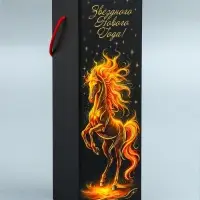 Подарочная новогодняя коробка под шампанское «Огненная» с веревочной ручкой 11×11×37 см