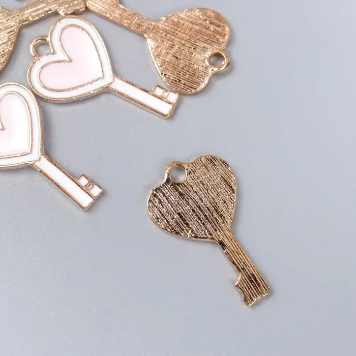 Металлический элемент, декоративная подвеска «Арт Узор. Ключик с сердцем», эмаль, бело-розовый, 1.3×2.3 см