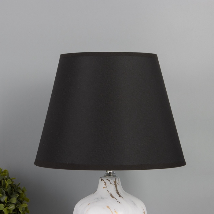 Лампа настольная Лампа настольная "Строгие линии" 1х40Вт Е27 черный/белый 25х25х40см