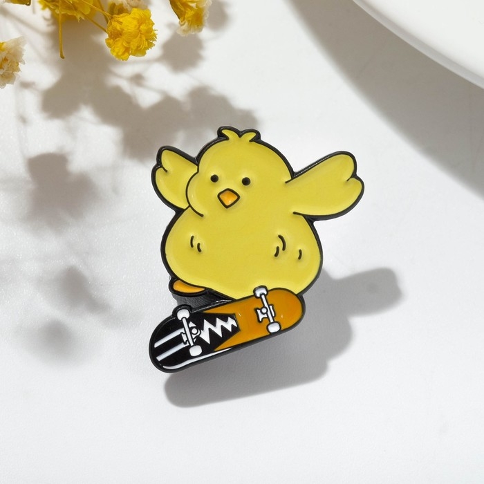 Значок «Цыплёнок» на скейте, цветной в чёрном металле Значок «Цыплёнок» на скейте, цветной в чёрном металле