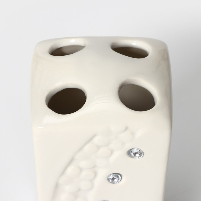 Набор аксессуаров для ванной комнаты Доляна «Цветочный барельеф», 4 предмета (дозатор 270 мл, мыльница, 2 стакана 210 мл), цвет белый Набор аксессуаров для ванной комнаты Доляна «Цветочный барельеф», 4 предмета (дозатор 270 мл, мыльница, 2 стакана 210 мл), цвет белый