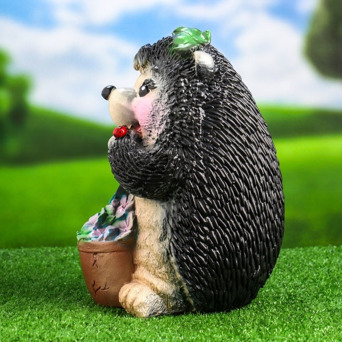 Садовая фигура  Садовая фигура "Ёжик с лопатой садовод" 17х17х26см