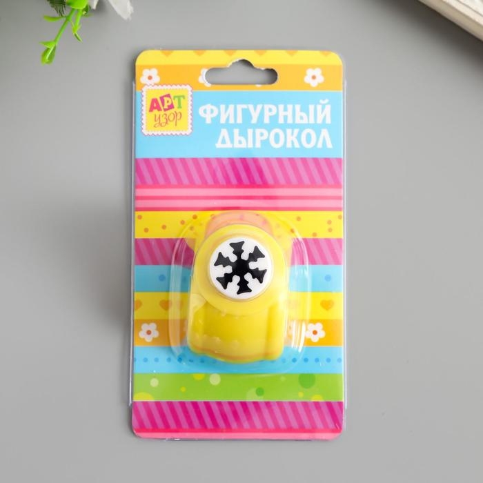 Фигурный дырокол д. 1,5 см снежинка 3,5*4*4 см МИКС Фигурный дырокол д. 1,5 см снежинка 3,5*4*4 см МИКС