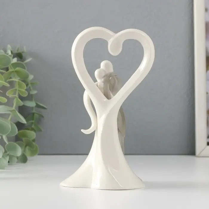 Фигурка керамика &laquo;Абстракция. Влюблённые, объятия у большого сердца&raquo;, 8.5&times;7.4&times;16 см