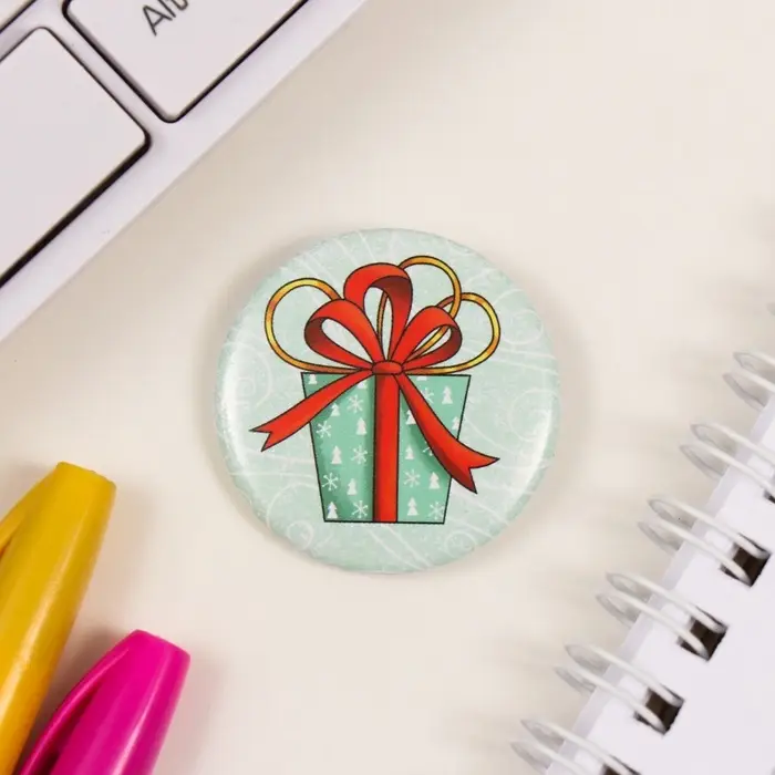 Значок закатной d=35 мм  Значок закатной d=35 мм "Подарок" 6,5х6,5 см