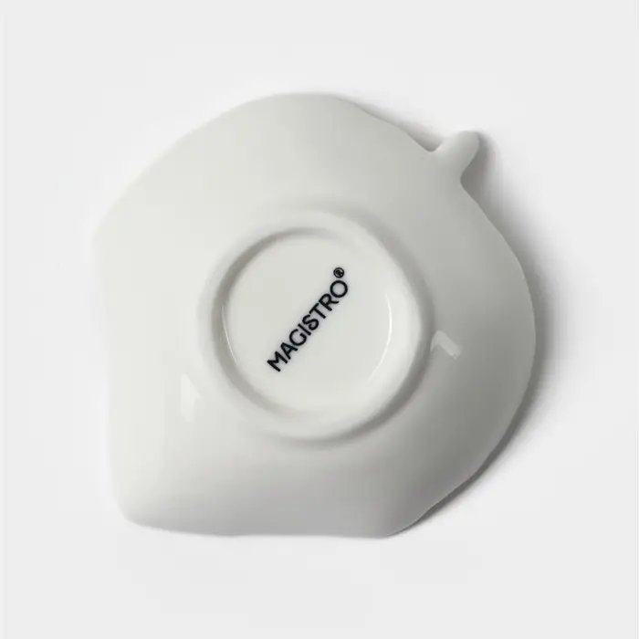 Блюдо фарфоровое Magistro «Лист», 9×8 см, цвет белый