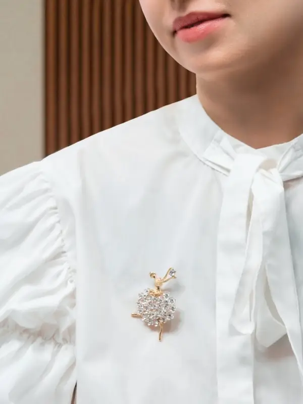 Брошь &laquo;Балерина&raquo;, женственность, белая в золоте