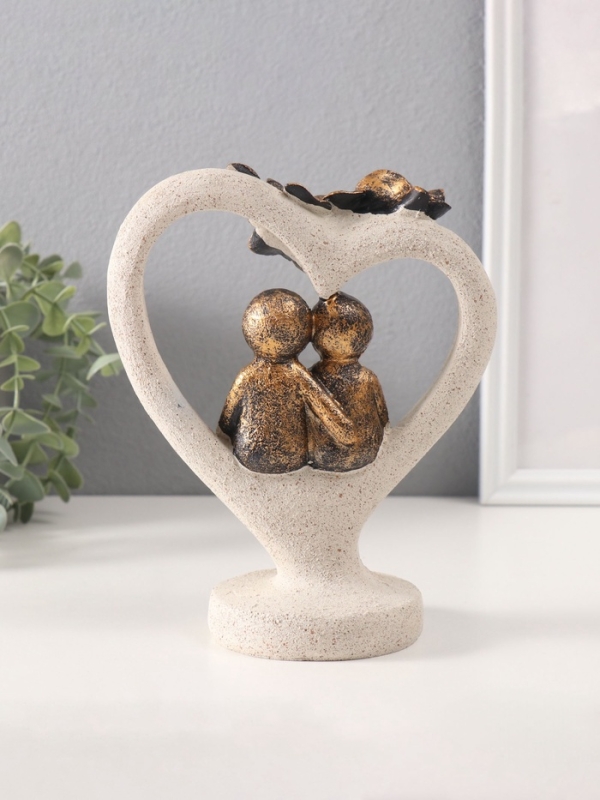 Сувенир полистоун  Сувенир полистоун "Влюблённые человечки в каменном сердце с розами" под бронзу 8,8х15,7х20см   10686
