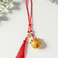 Подвеска металл &laquo;Манэки-нэко с кисточкой&raquo;, красный с золотом, 1.5&times;4&times;14 см