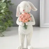 Сувенир полистоун "Белая зайка с букетом розовых цветов" 16 см