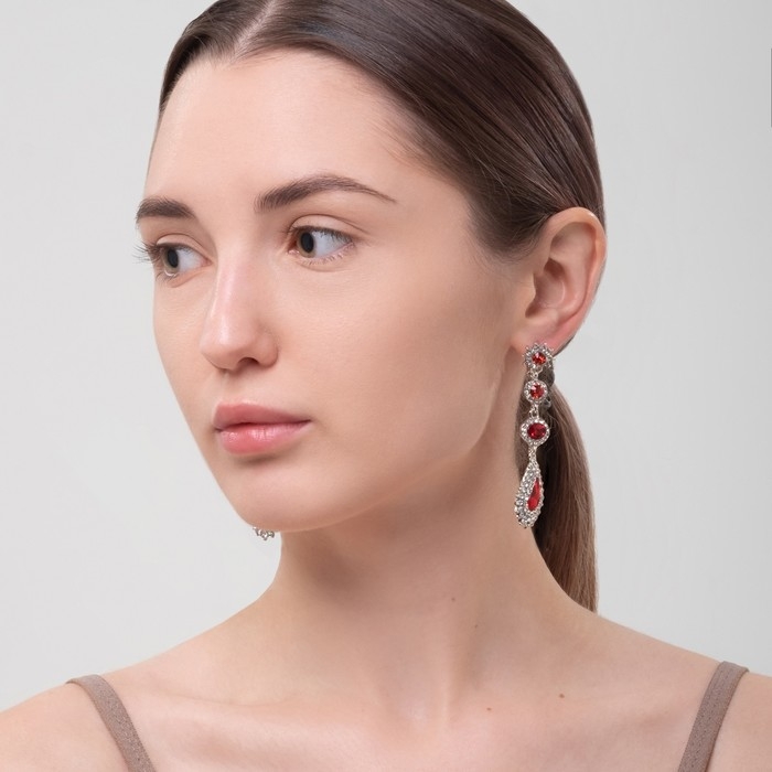 Серьги висячие со стразами «Вечерние» мадам, цвет бело-красный в серебре, 7 см