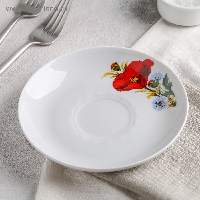 Блюдце фарфоровое «Маки красные», d=15 см, цвет белый Блюдце фарфоровое «Маки красные», d=15 см, цвет белый