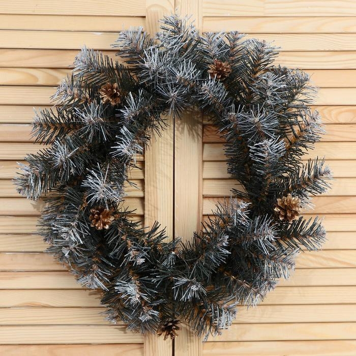 Венок  Венок " Зимняя сказка (с золотыми  шишками) 45 см