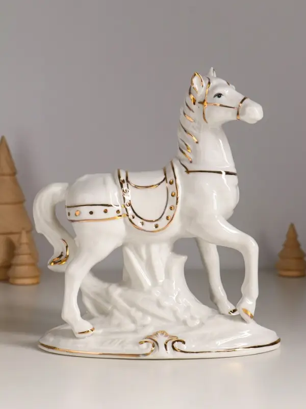 Сувенир керамика "Конь с седлом и сбруей" белый с золотом 15,5х8х17,5 см
